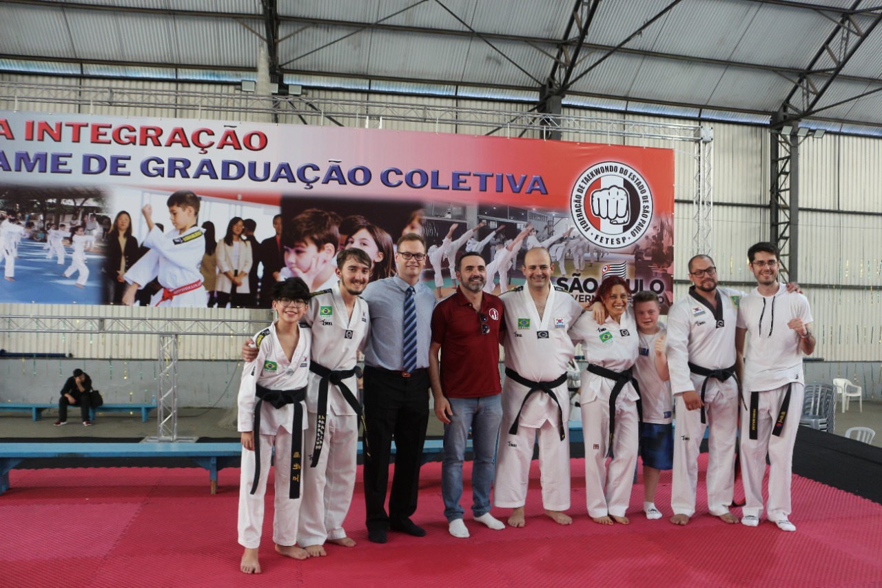 Cinco alunos juventinos obtiveram a graduação de faixas pretas no Taekwondo