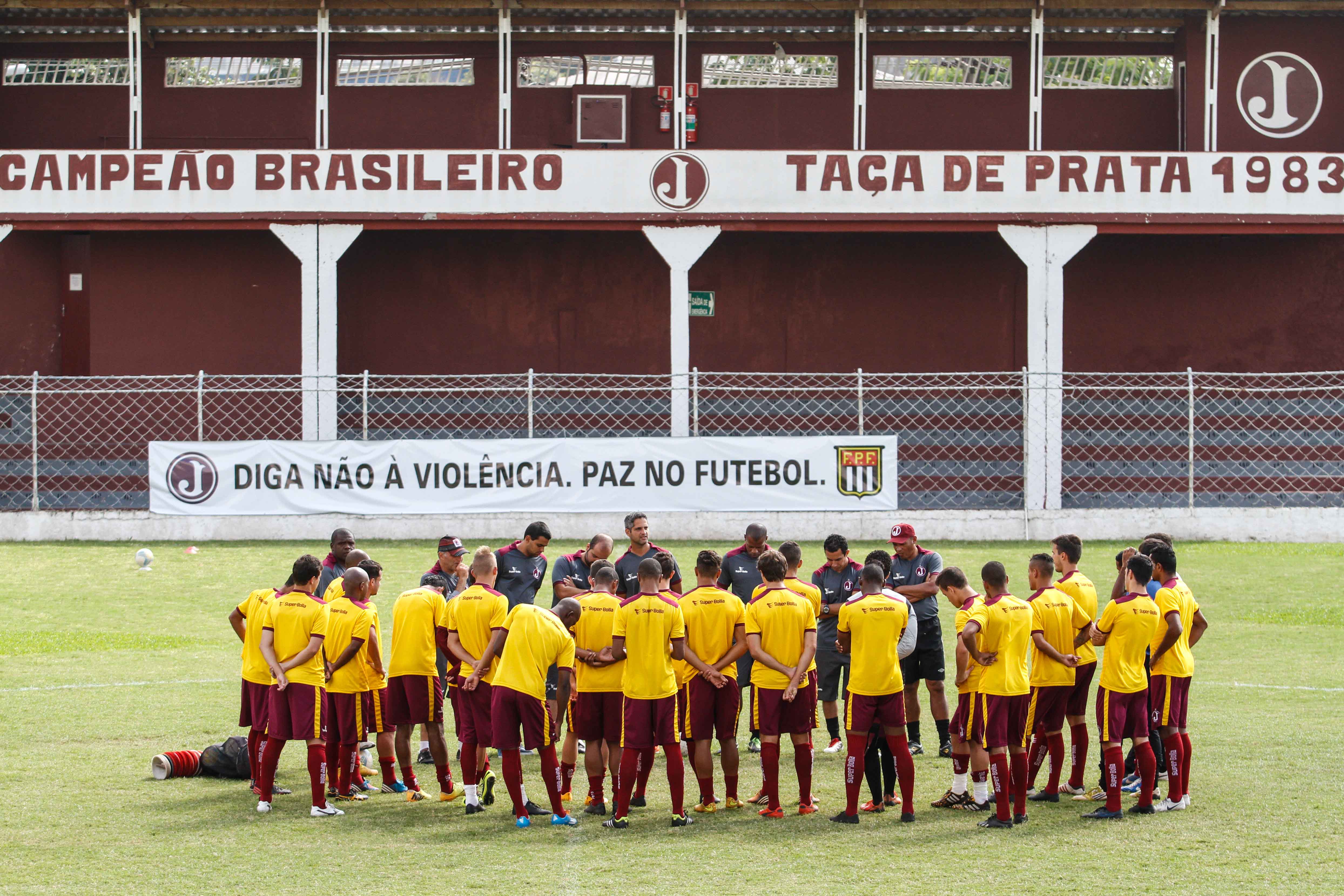 Moleque poupa atletas no confronto contra São José