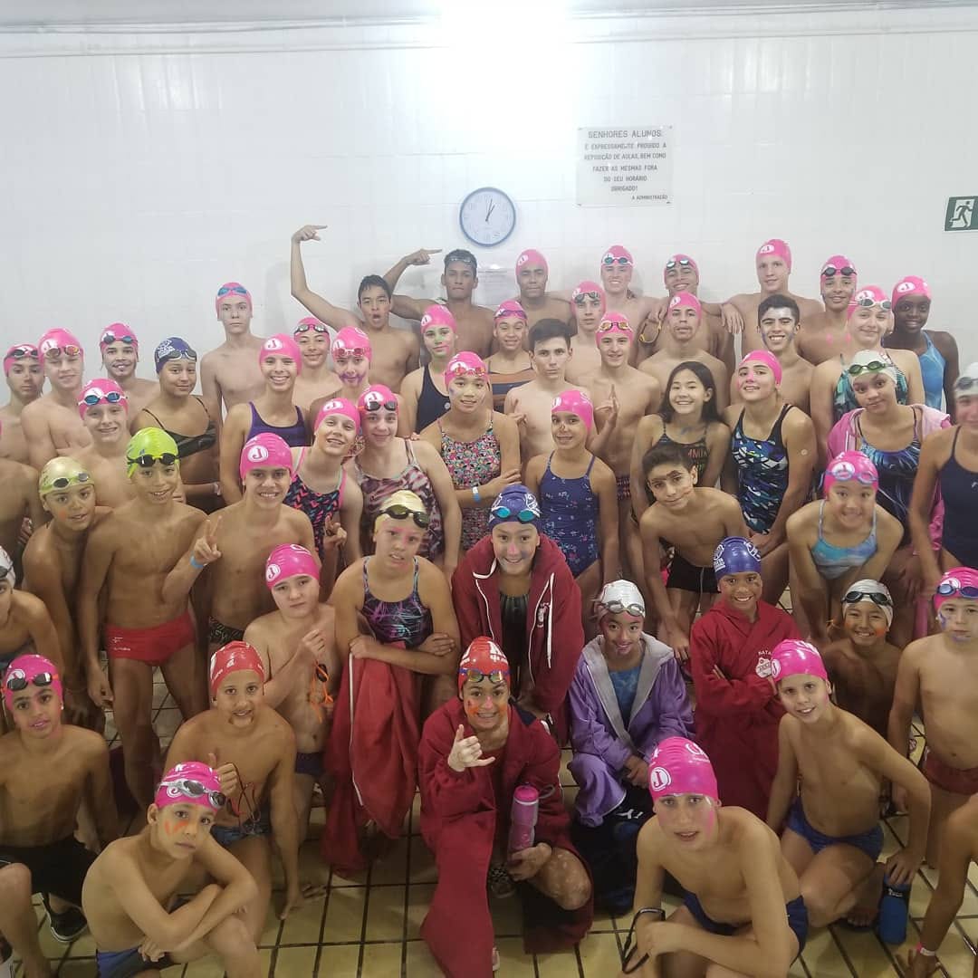 Atletas da natação participam da VII Noite do Cachorro Louco